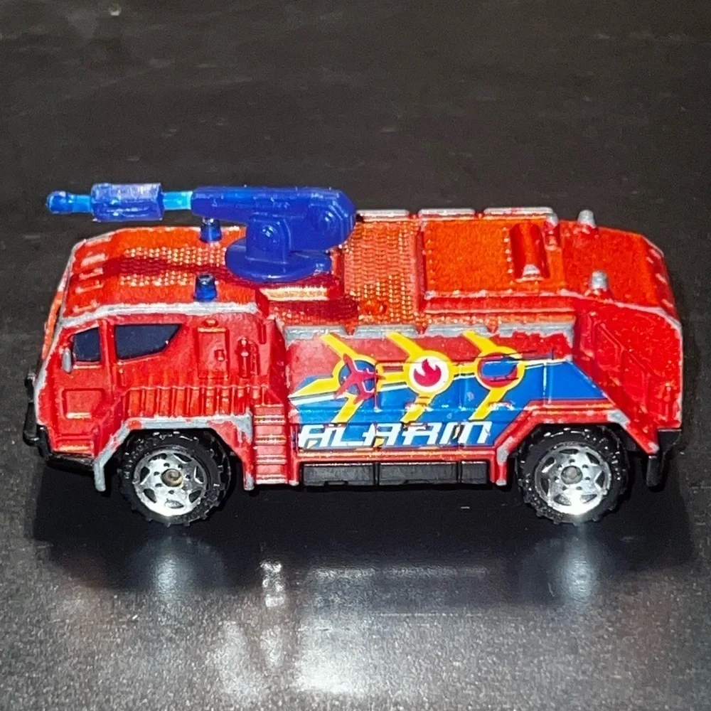 Matchbox Die Cast Airport Fire Tanker Truck Red Alarm 2003 Mattel China